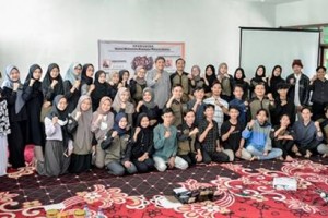 H. Rokhmat Ardiyan berfoto bersama usai memberikan materi kegiatan kegiatan Upgrading IMK.